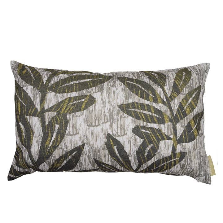 Taie d'oreiller lombaire Pūpū Kani Oe pour la vente par NOHO HOME by Jalene Kanani