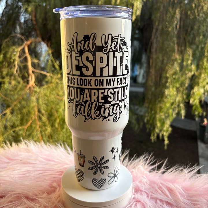 Malgré l'expression de mon visage, gobelet de 40 oz pour la vente par Apparel Crush