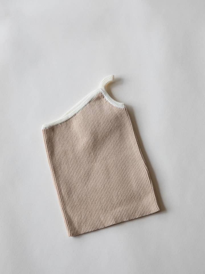Débardeur en tricot à une bretelle | Beige pour la vente par Raised By Water