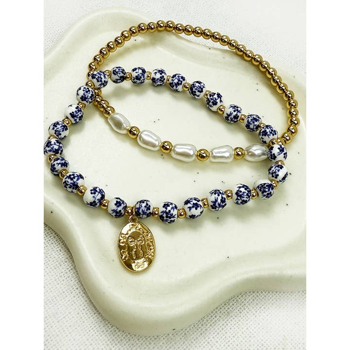 Bracelet avec breloque ovale en métal bleu et perle en céramique pour la vente par Love and Repeat