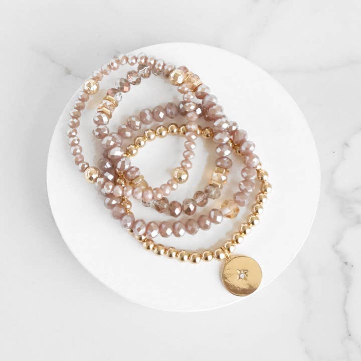 PennyLine inc - Vente Bracelets à breloques/pendentifs - Ensemble de bracelets en perles, pièce d'or, perles métalliques en verre rose poudré scintillant1