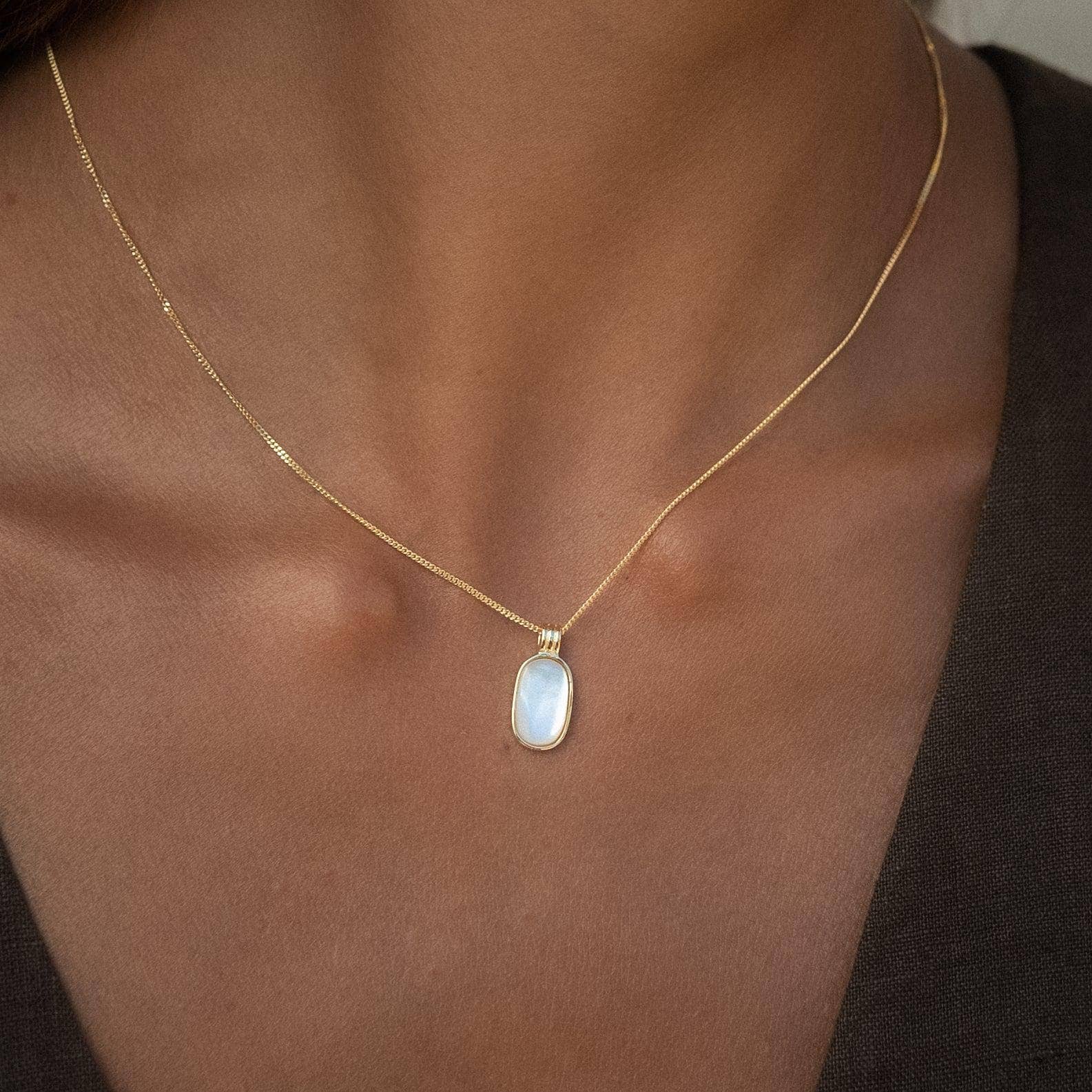 Made By Nami - Vente Colliers à pendentif - Collier doré avec pendentif en nacre0