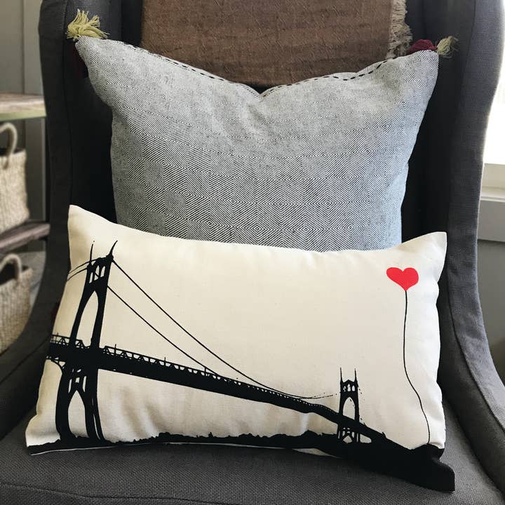 Oreiller rectangulaire en toile Portland de 10 po x 18 po à St. John's Bridge pour la vente par noteify