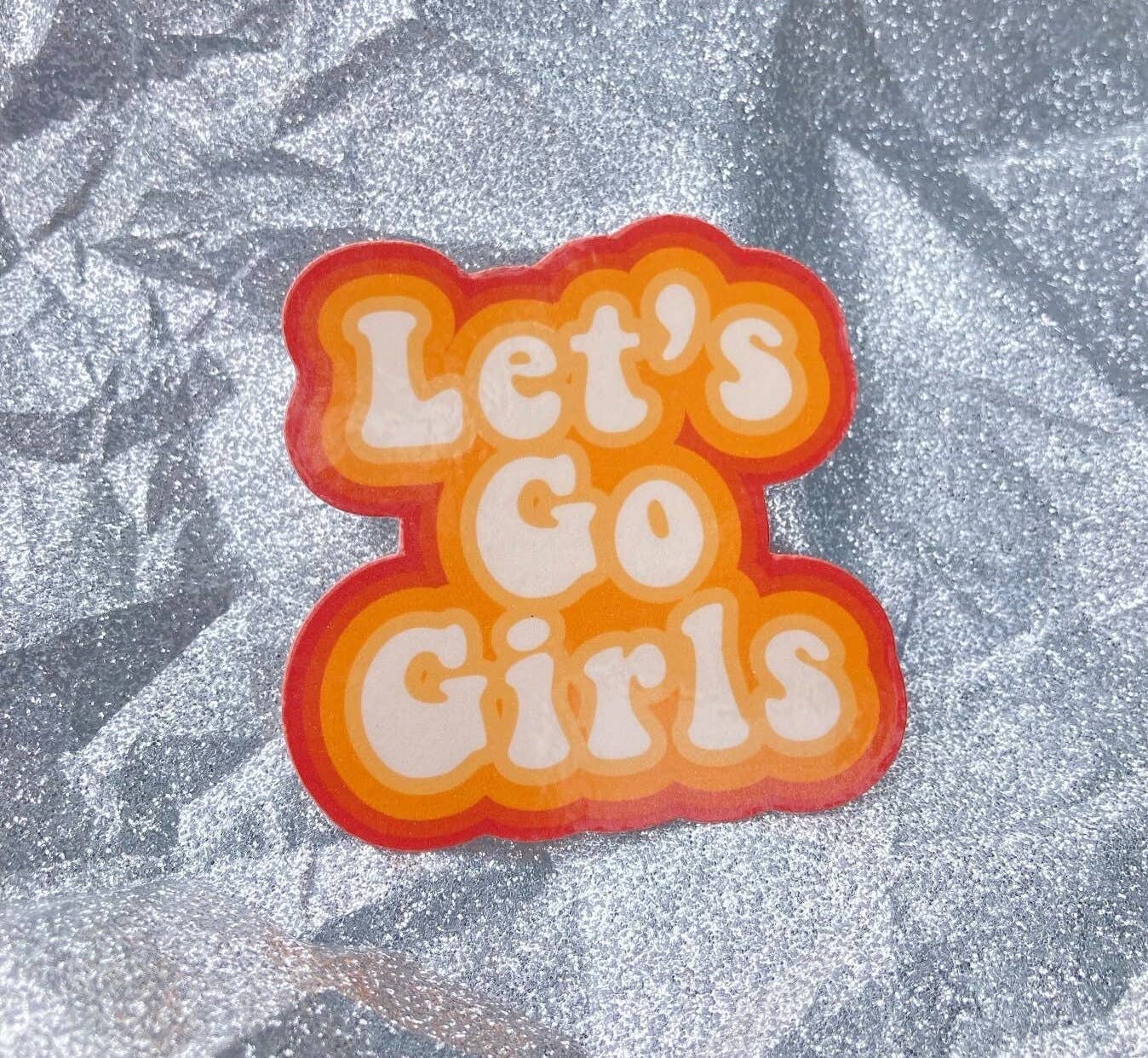 Frankie Blue – Engroshandel Klistermærke – Lad os gå piger | Brudepiger Citat Vinyl Sticker | Sjov brudepige klistermærke | Sød vandtæt klistermærke til bærbar computer | Sjove klistermærker citat