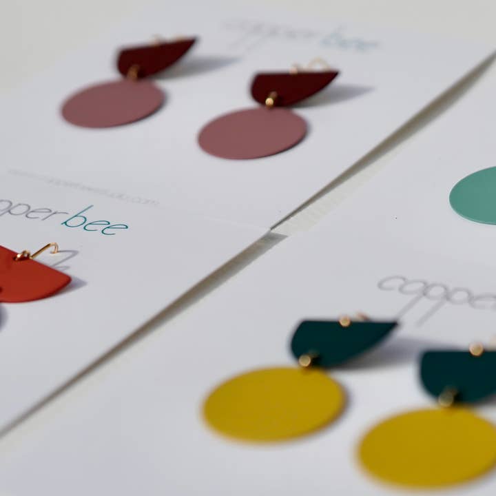 Copper Bee – Großhandel Ohrhänger – Helle, auffällige Statement-Ohrringe1