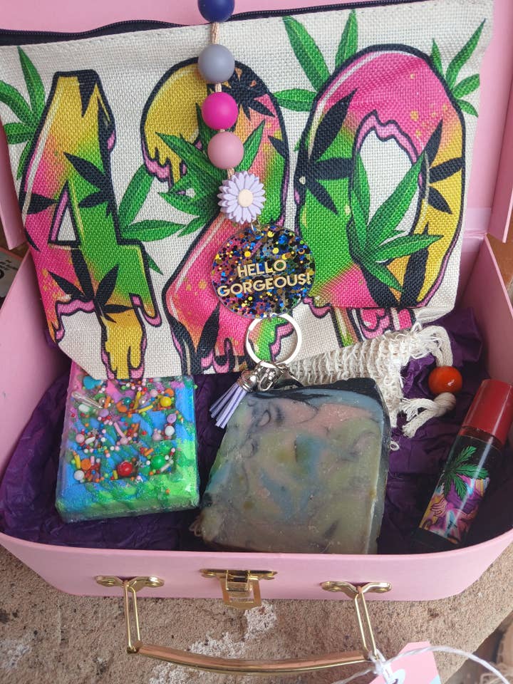 Self-care gift box: Soy candle, soap and beauty goodies for wholesale by Gemini Sun store