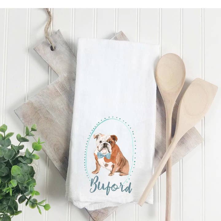 Torchon Bulldog Flour Sack avec nœud papillon pour la vente par The Preppy Pineapple Home