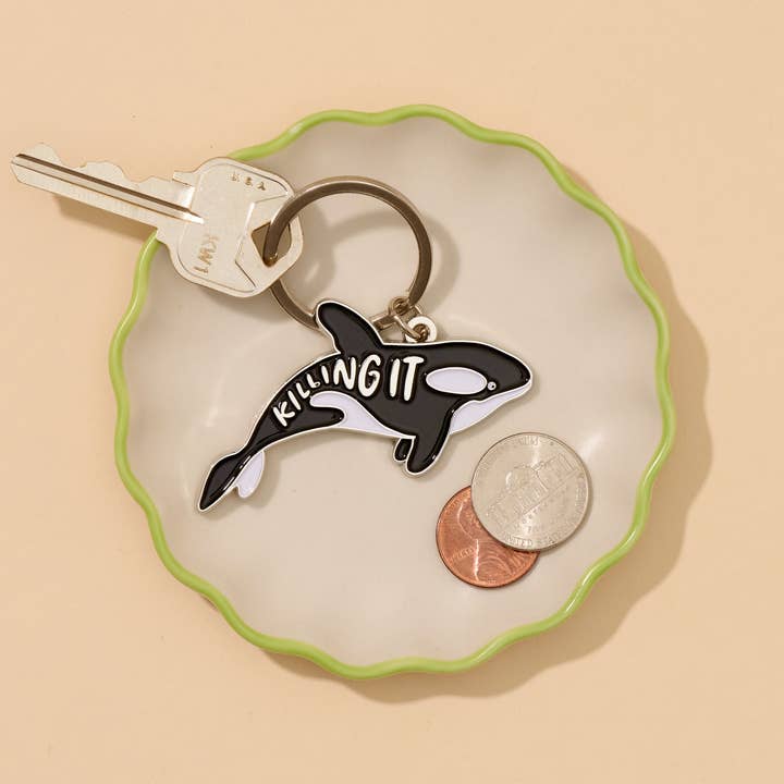 And Here We Are – Porta-chaves - Unissexo por atacado – Porta-chaves de esmalte Orca, Encanto de Bolsa - Pequena lembrança, Feriado, Guia de Presentes2