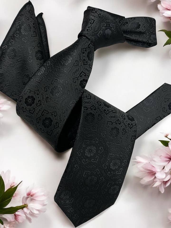 Cravate et pochette en soie italienne à motifs noirs pour homme DMITRY - Édition limitée pour la vente par DMITRY Ties