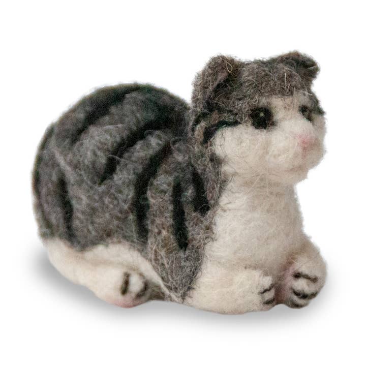 Silver Tabby-katt - Hantverksmässig handfiltad alpackaskulptur för wholesale av Lanart Alpaca