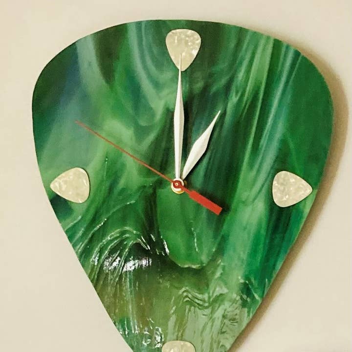 Rocking The Clock – Großhandel Wanduhren – Green Wave Art Glas-Gitarren-Plektuer-Wanduhr, groß, 11 x 9