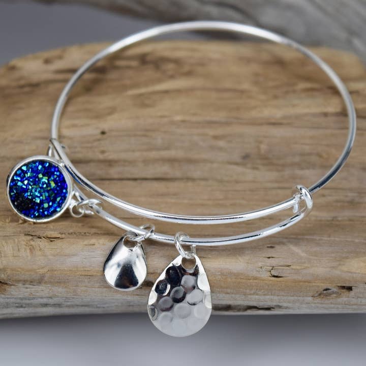 Bracelet ajustable Druzy bleu foncé en faux pour la vente par Eye Catching Jewelry
