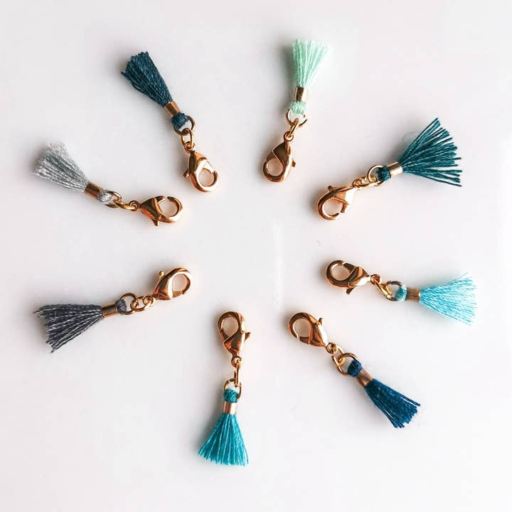 Set di ciondoli con nappa Cool Colours per la vendita all'ingrosso da parte di La Chic Fille