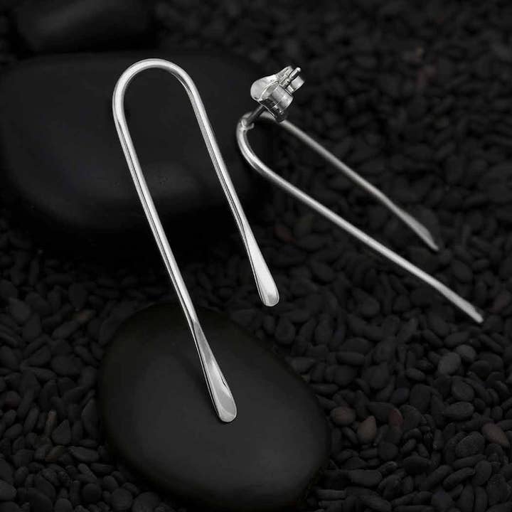 Nina Designs – Brincos de argola por atacado – Brincos Arco Assimétrico Prata de 1ª Lei 35x10mm