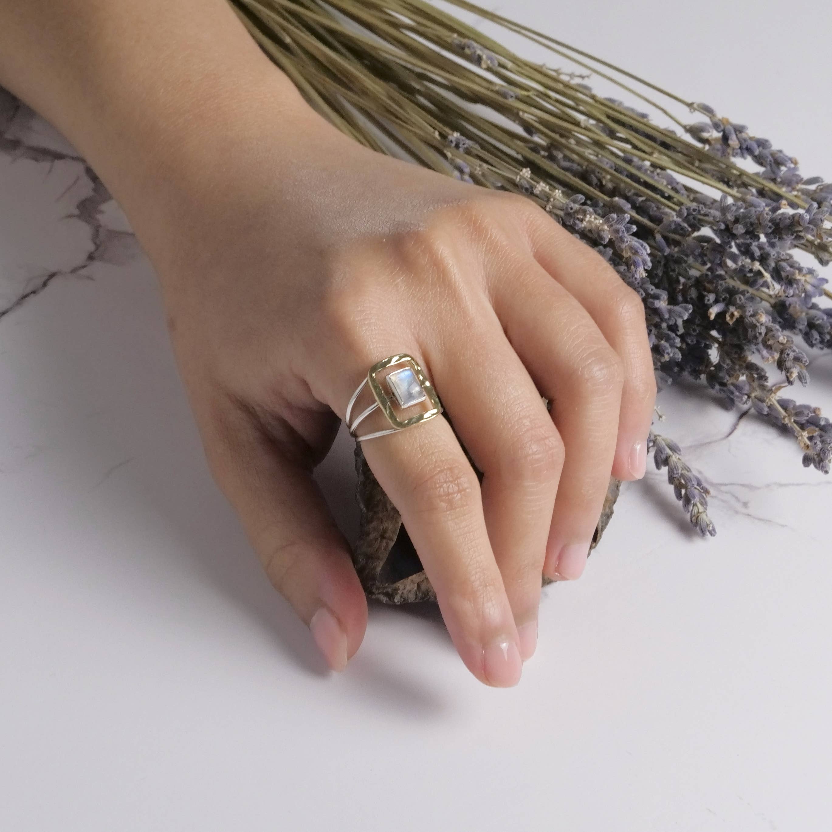 Baizaar - Wholesale Cocktail/gelegenheidsring - Baizaar sterlingzilver ring met maansteen en vierkante messing omlijsting1