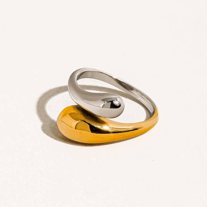 Flânerie by MAIQ - Wholesale Band/Stacked Ring - Gabrielle 18K Gold Non-Tarnish Open Twist Ring