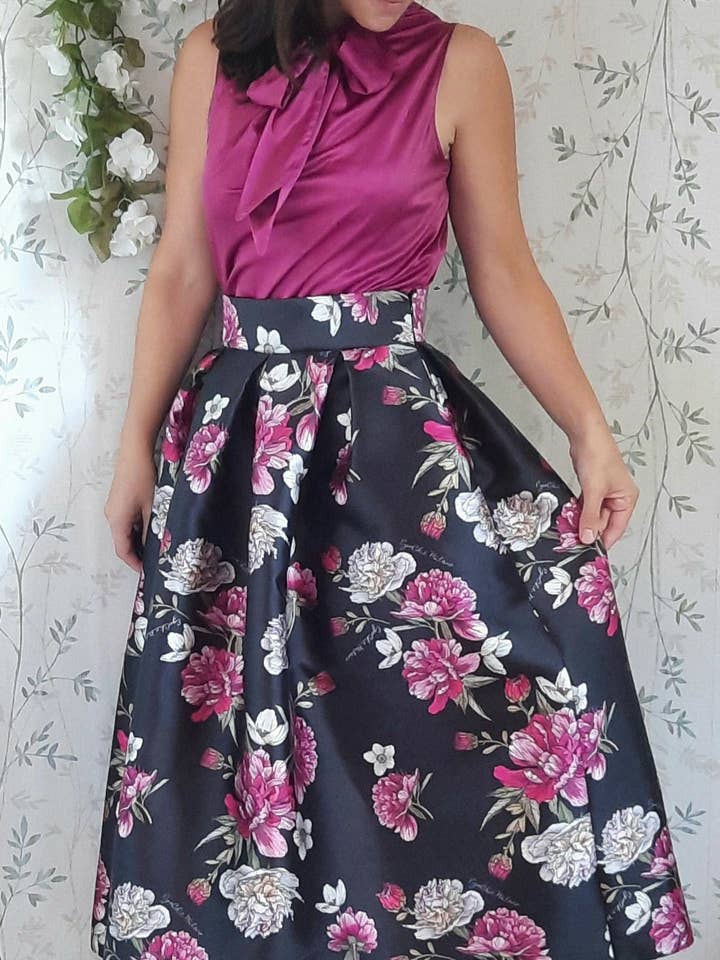 EgoChic Milano – Großhandel Rock – Damen – Sabrina Faltenrock im Stil der 50er Jahre, Blumenmuster auf schwarzer Basis mit Logo