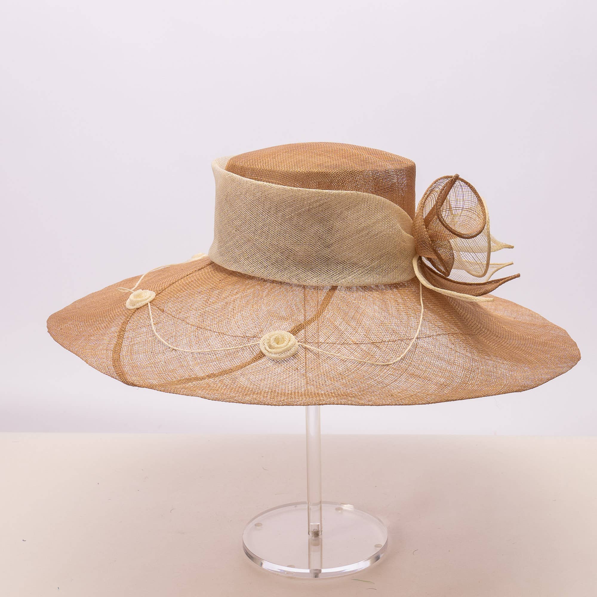 KaKyCo – Großhandel Fascinator – Damen – Zweifarbige Callalily Verzierte Breite Weiche Sinamay Hüte | 11713814