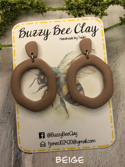 Cercles organiques avec décoration à clous pour la vente par Buzzy bee clay