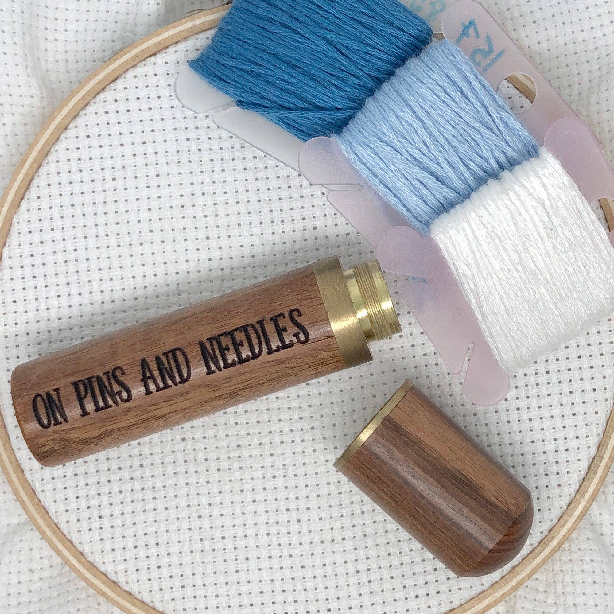Snarky Crafter Designs – Material para bordar/ponto de cruz por atacado – Caixa de agulha gravada Little Pricks: Recipiente de tubo de armazenamento de agulha com tampa de rosca com rosca de bordado em ponto cruz personalizado de madeira maciça5