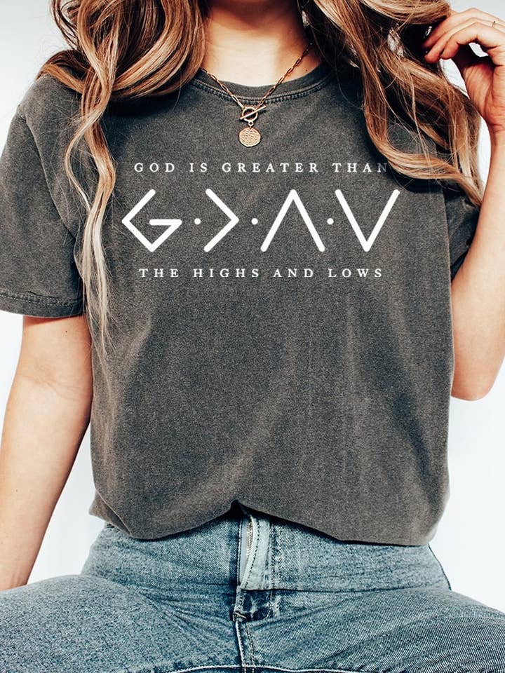 Gud er større end grafisk t-shirt i farvet stof for engroshandel hos COLORBEAR