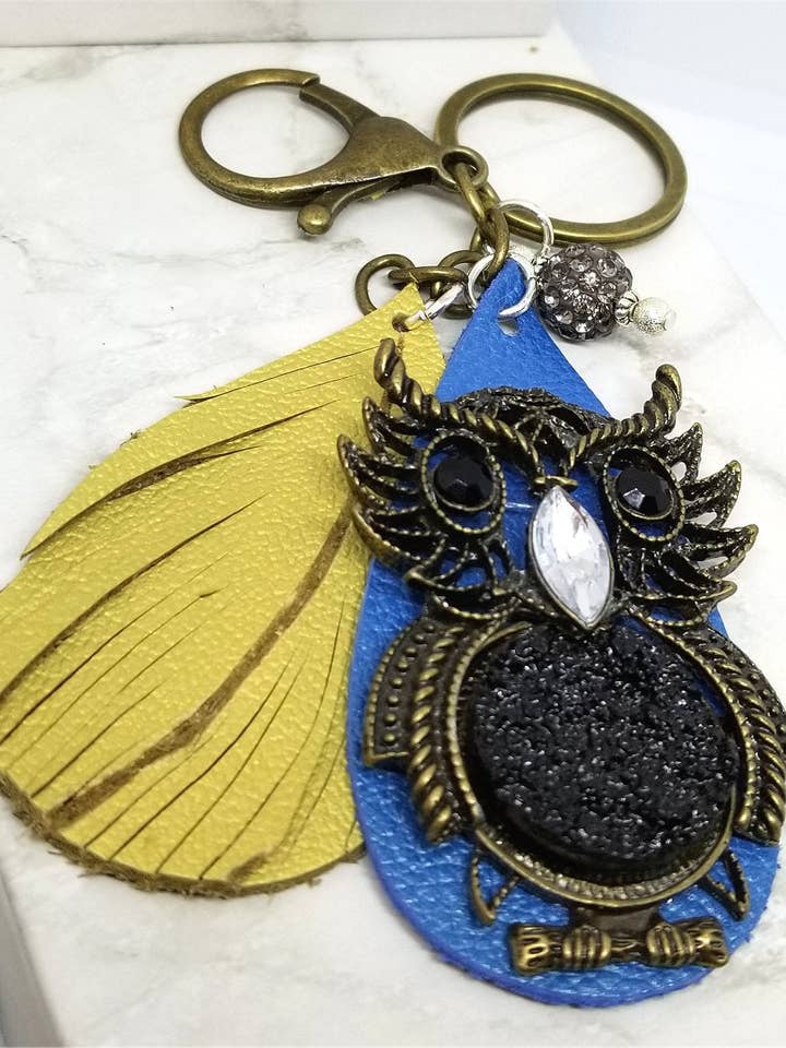 Druzy-Anhänger „Eule Druzy“ aus Messing in Antikoptik mit echtem Leder auf einer Ameise für den Großhandel von Simply Raevyn