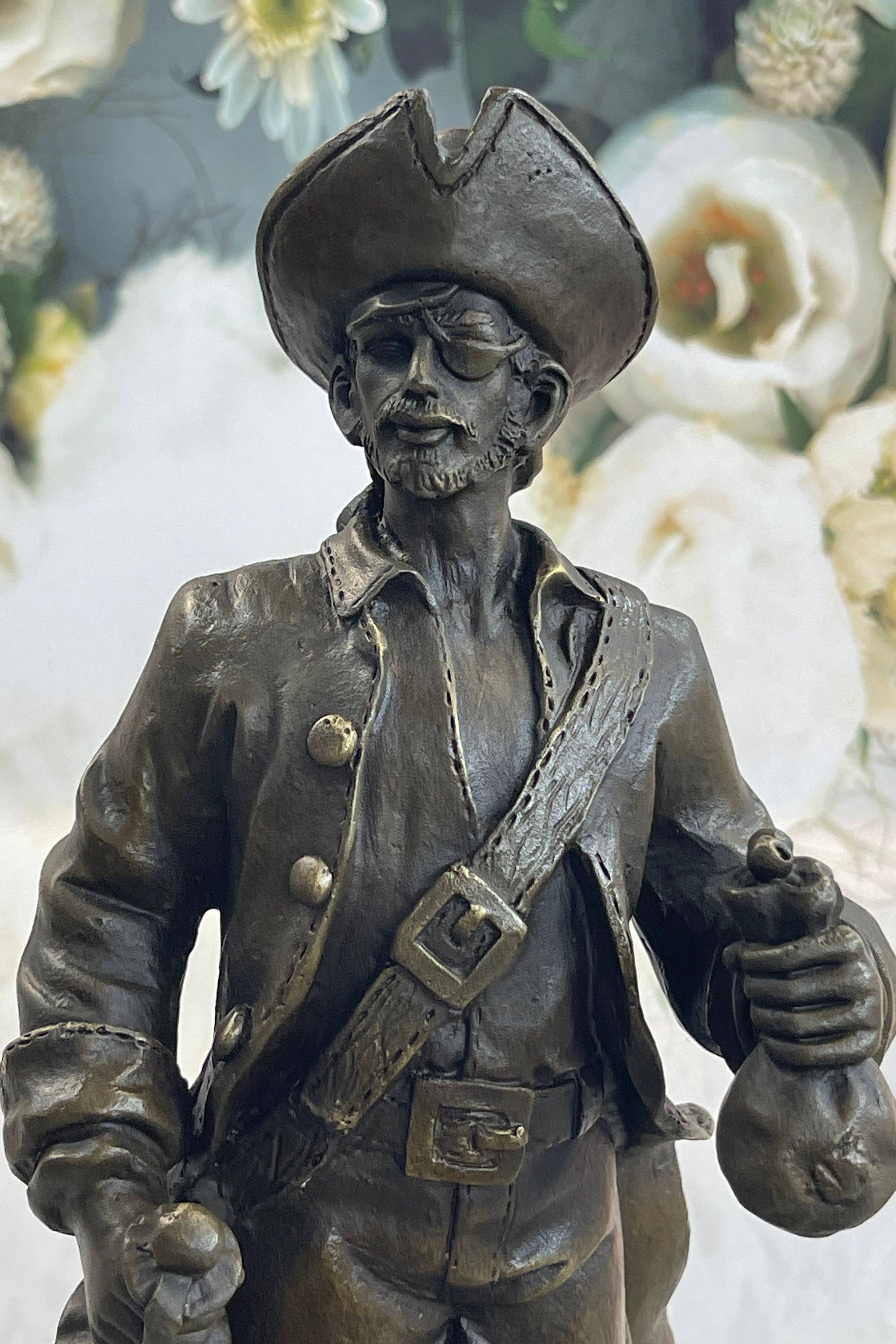 Bronzhaus - Vente Sculpture - Statue de pirate avec coffre au trésor et épée en bronze signée d'origine 35,6 x 12,7 cm8