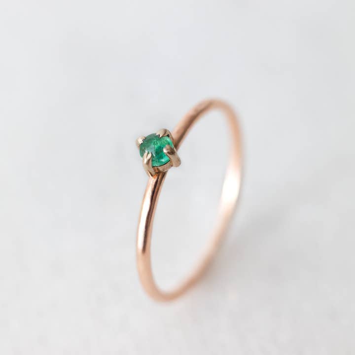 Bague en émeraude zambienne taille rose naturelle pour la vente par luxe.zen