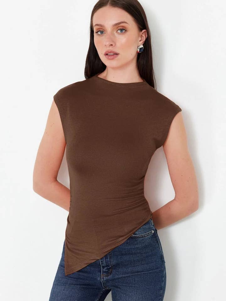 Højhalset asymmetrisk tætsiddende strikbluse med draperet/samlet detalje for engroshandel hos Hoxton Gal