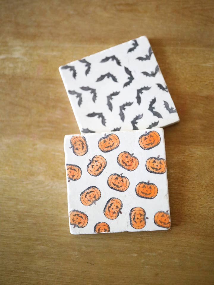 Halloween-Untersetzer aus Marmor mit Kürbis und Kürbis-Laterne — Set o2 für den Großhandel von Lace, Grace & Peonies Marble Coasters