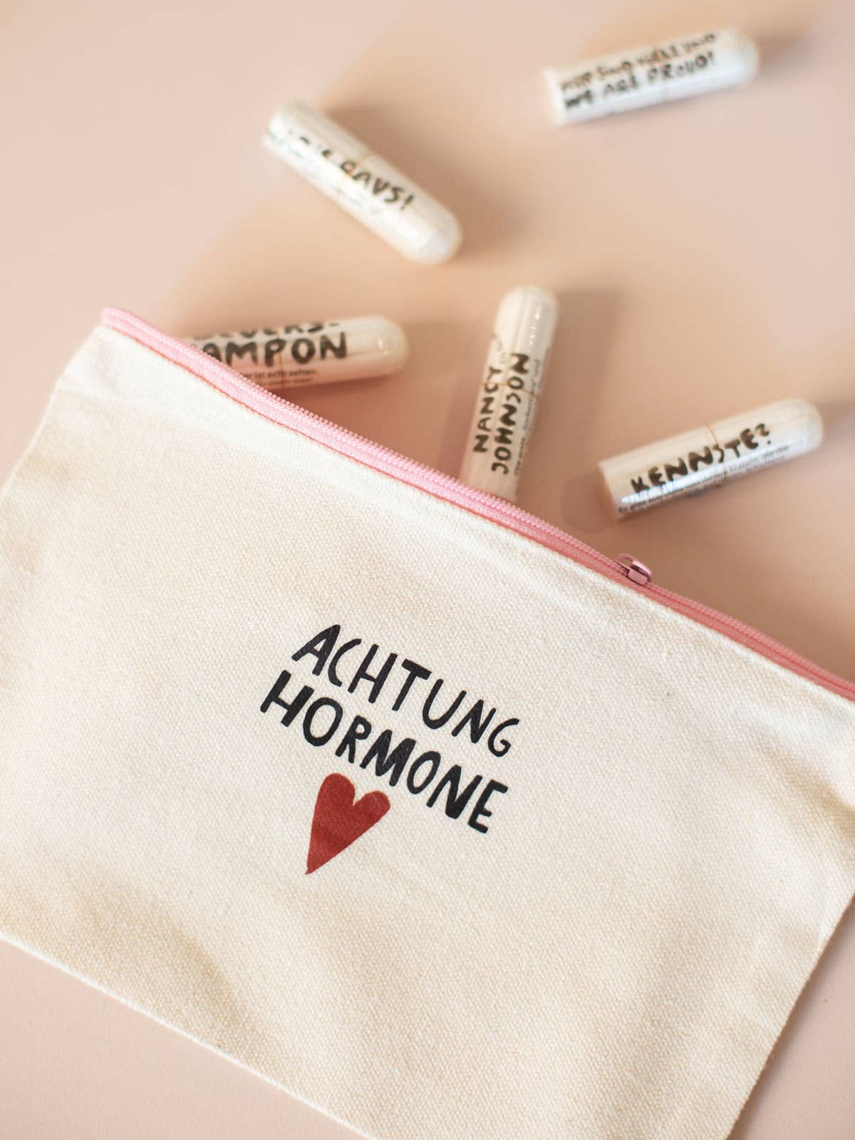 Halfbird – Großhandel Aufkleber – Bügelbild randlos "Achtung Hormone"3