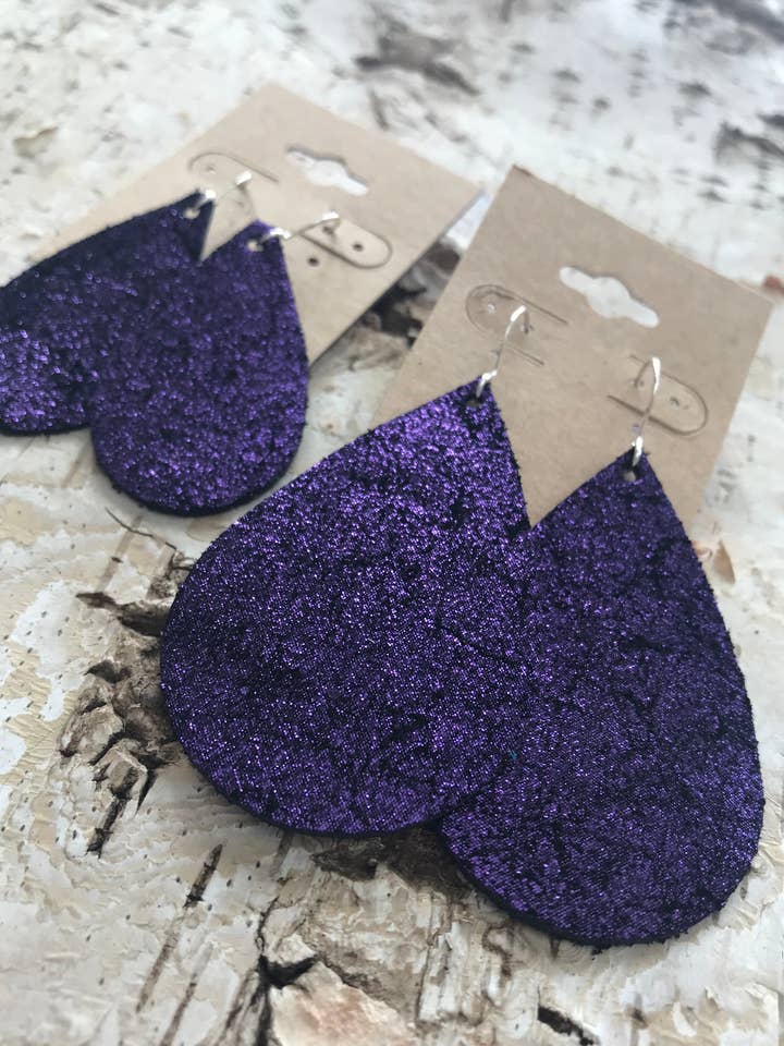 Boucle d'oreille vintage en cuir craquelé violet pour la vente par Cre8tv Qn