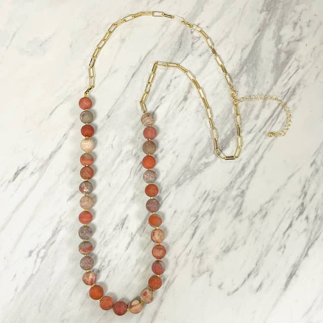 Matt rode jaspis aan een met goud gedoopte paperclipketting ketting. voor wholesale door Anita K By Blushing Pink