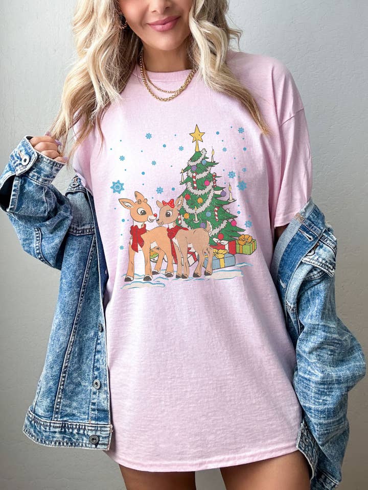 SONDO DESIGN LTD – Engroshandel Grafisk t-shirt - Dame – Retro Rudolph og Clarice skjorte, Rudolph Rødnæset Rensdyr3