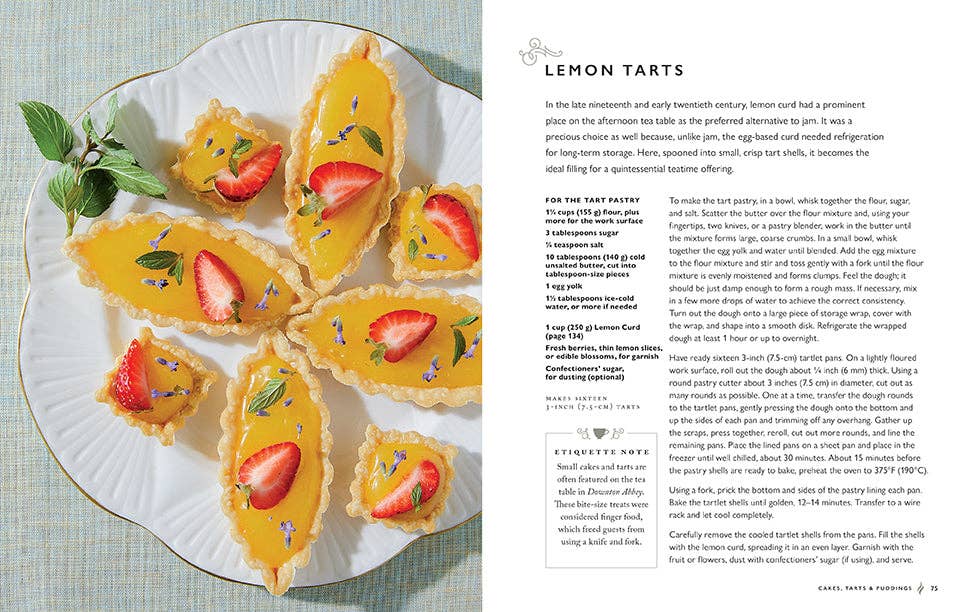 Insight Editions - #1 Pop Culture Publisher - Vente Cuisine et gastronomie - The Official Downton Abbey Afternoon Tea Cookbook - Coffret cadeau (livre+torchon)4