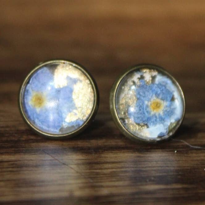 Boucles d'oreilles « Forget Me Not » • Bijoux fleurs séchées, cadeau de remerciement pour demoiselle d'honneur, quelque chose de bleu. Métal pour la vente par With Grace Jewelers