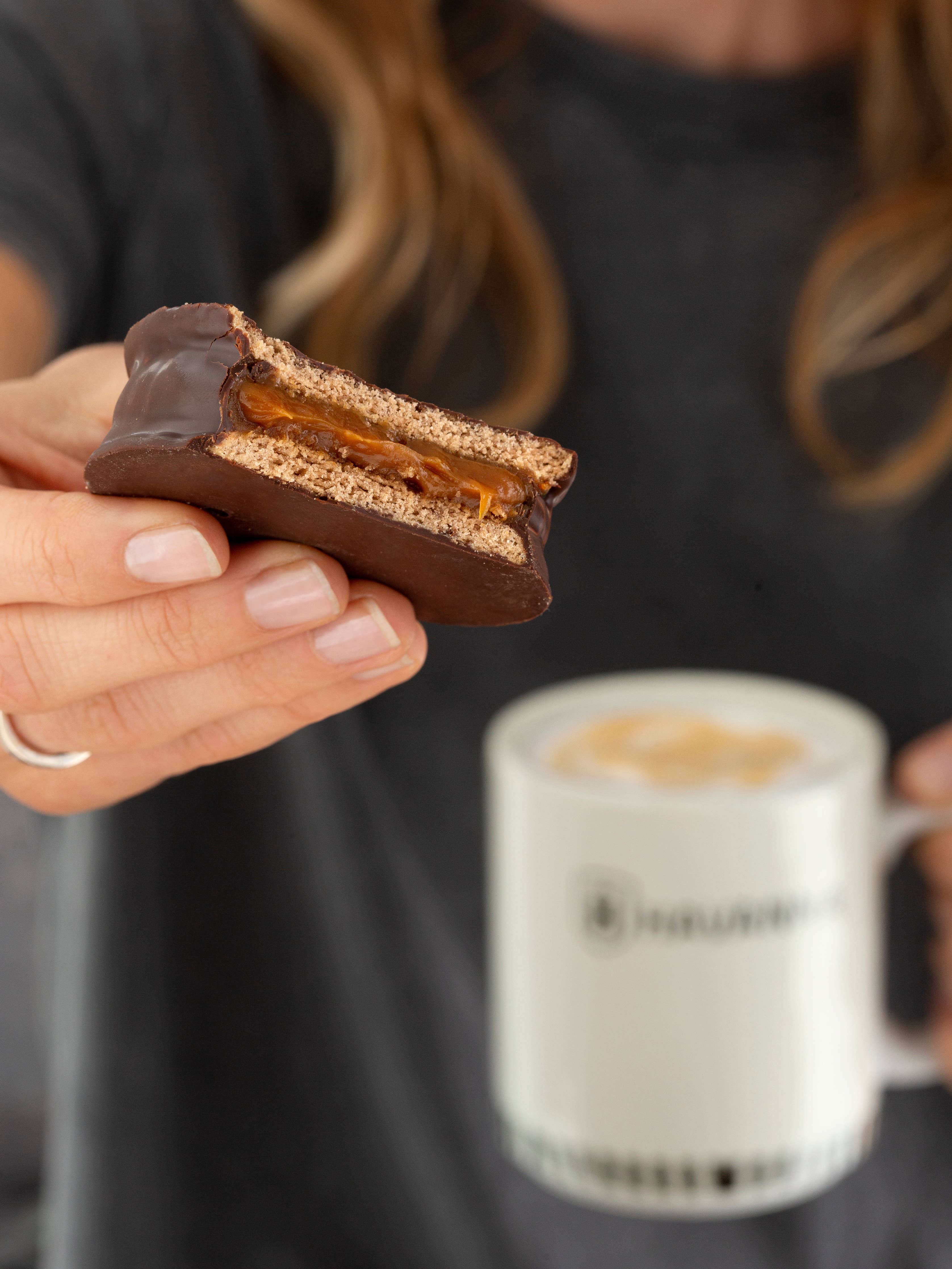 Premium Brand - Wholesale Cookie - Havanna | Chocolate Alfajores | 6 units | 330 grams4