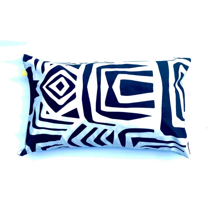 Housse de coussin lombaire Kobo en velours noir pour la vente par Rochelle Porter Design