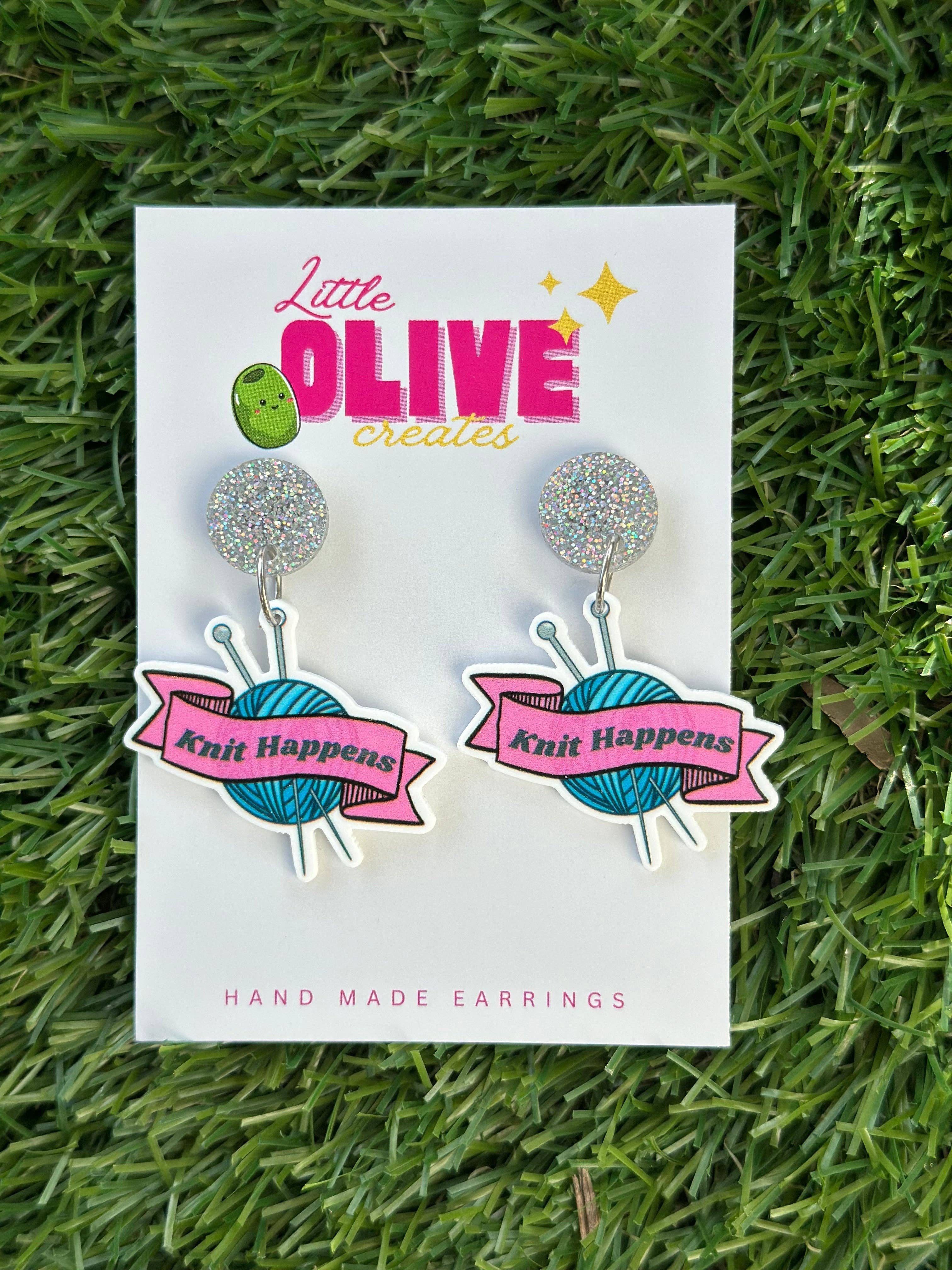 Little Olive Creates – wholesale Hängande örhängen – Knit Happens Dinglande Örhängen – Rolig Stickningspresent för Hantverkare 🧶✨1
