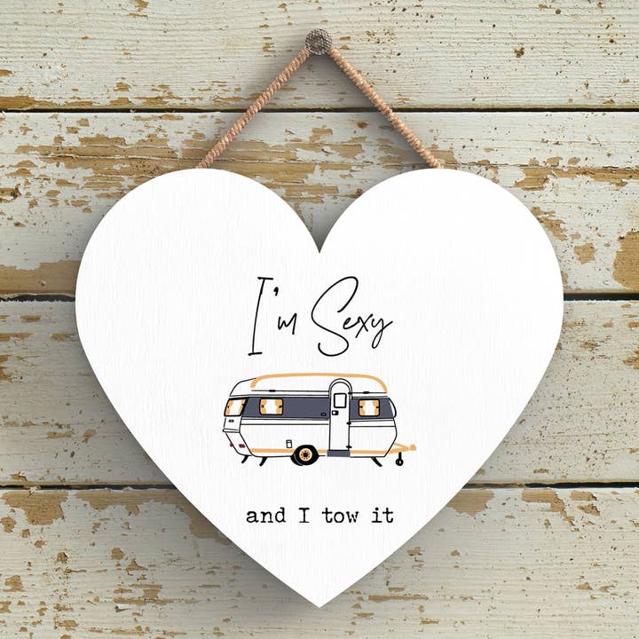 P3666 - I'M sexy hangbord met campercaravan en kampeerthema voor wholesale door Vivid Squid Wholesale