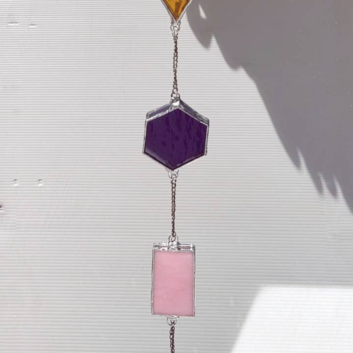 Pendentif en forme de forme fait main avec prisme et attrape-soleil pour la vente par OuroHermetica