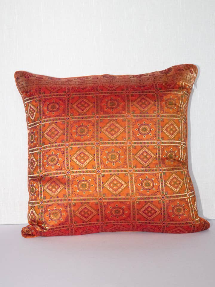 Housse de coussin Sari en soie vintage dorée Cayanne, 20 x 20 pour la vente par Rameti studios