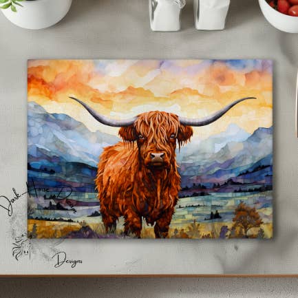 Im Rampenlicht - Künstlerische Hochlandkuh - Glas-Schneidebrett für den Großhandel von Dark Horse Dream Designs LLC