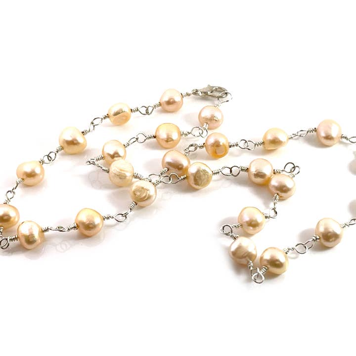 Collier en fil enroulé avec perle d'eau douce ivoire pour la vente par CY Design Studio