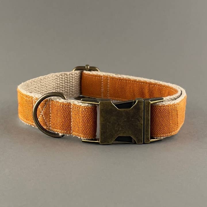 Oranje hondenhalsband van hennep met hennepweefsel en metalen accessoires voor wholesale door Pawsome Pet Toys