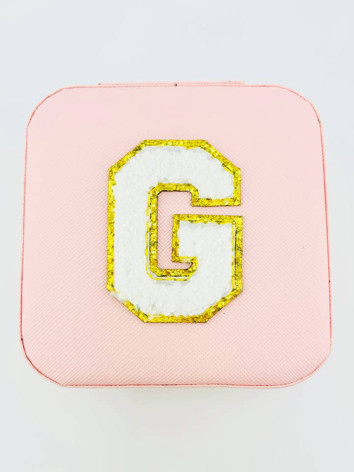 Bokstav G resesmyckesväska i rosa för wholesale av Bella Blu Designs