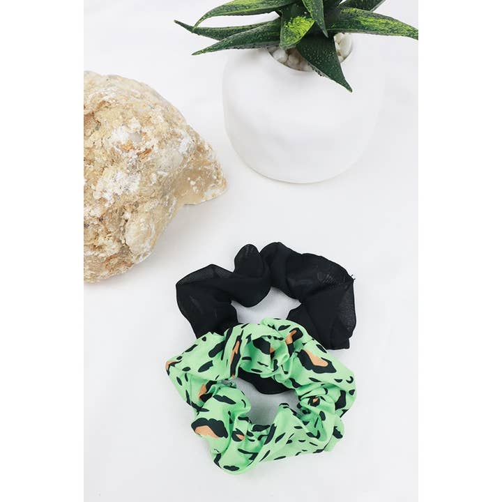 Ensemble de 2 chouchous en forme de léopard et de tissu uni pour la vente par Love and Repeat