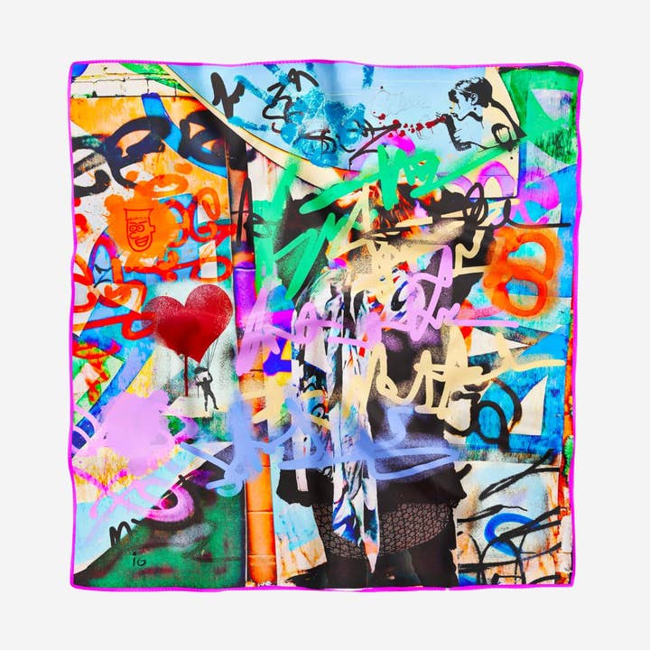 Foulard bandana en soie « La Vie en Rose » – Cadeau pour la Fête des Mères pour la vente par Isabelle Gougenheim Designs