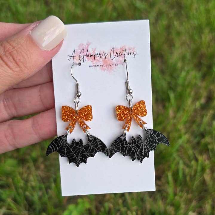 Boucles d'oreilles acryliques chauves-souris avec nœud orange pour Halloween pour la vente par A Glamper's Creations LLC
