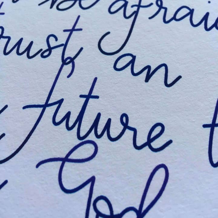 And Hope Designs - Cards, Stickers & Stationery - Vente Affiche d'art - Impression de citation chrétienne de Corrie Ten Boom en bleu marine, Art de la foi1